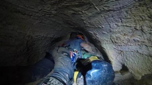 兩人一狗勇闖大別山無名山洞,爬至洞內三里處,狗卻突然大聲狂吠 兩人一狗勇闖大別山無名山洞,爬至洞內三里處,狗卻突然大聲狂吠