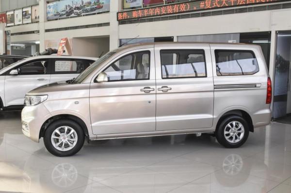 五菱宏光V：搭載1.5L+6MT，保養成本經濟，售價5.11萬，造型方正