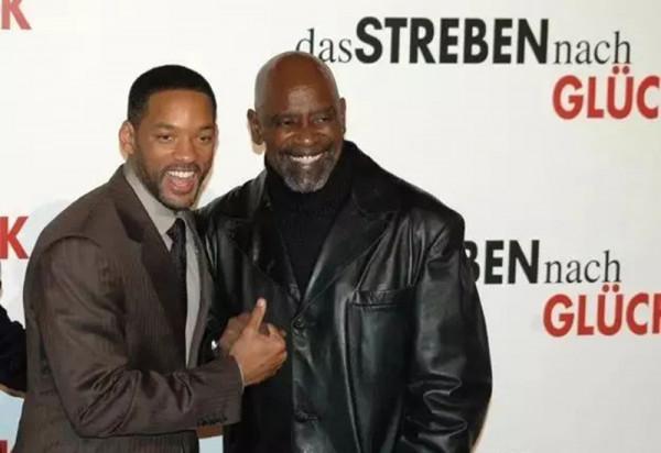 華爾街第一位黑人富豪,曾被妻子拋棄,和兒子流浪街頭住公廁 華爾街第一位黑人富豪,曾被妻子拋棄,和兒子流浪街頭住公廁