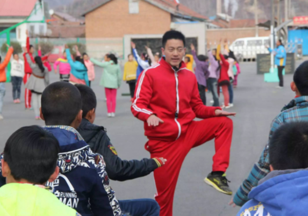 小學一體育老師的手寫教案火了，筆筆有型有出處，工整嚴謹如印刷