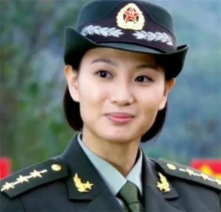 軍旅劇女神侯夢莎，英姿颯爽，威武霸氣
