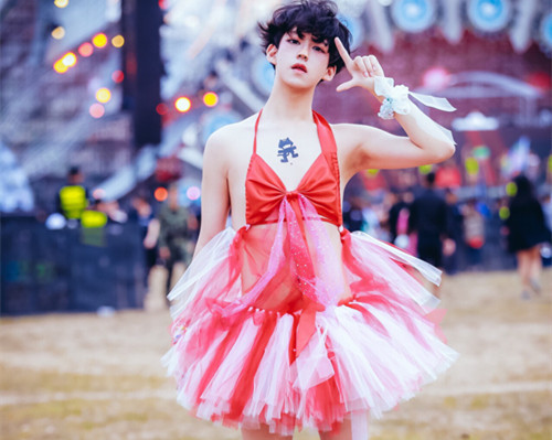 《哥哥》趙文卓繡花惹爭議,反“娘”需謹慎,兩類人該區別對待 《哥哥》趙文卓繡花惹爭議,反“娘”需謹慎,兩類人該區別對待