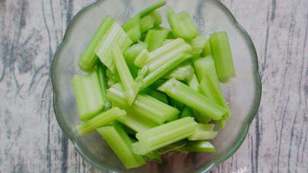 廣東人炒青菜，為啥翠綠鮮嫩不出水？其實訣竅很簡單，看完明白了