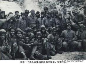 一個黑人士兵舉著白旗朝志願軍走來，突然黑人身後的美軍開火了