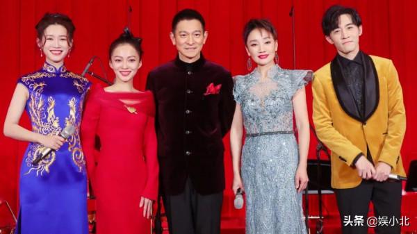 這9位藝人，憑啥能作為代表集體上《新聞聯播》？3個共同點是底氣