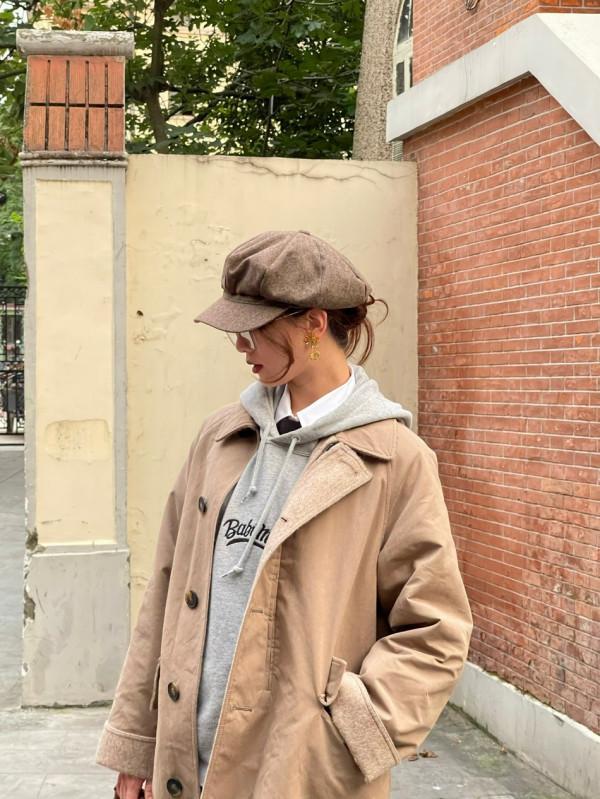 劉詩詩秋日街頭復古風慵懶隨性 貝雷帽搭長款風衣摩登酷颯