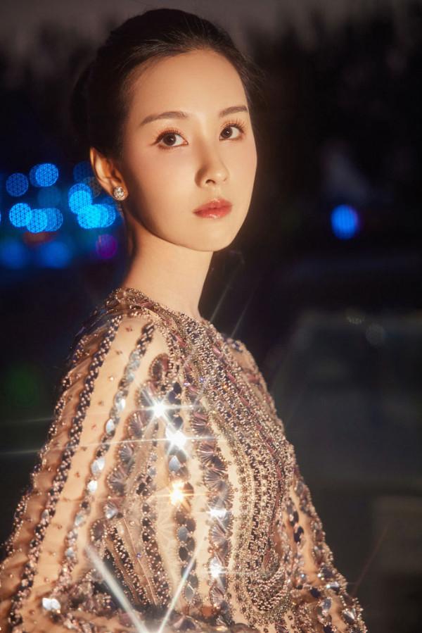 陳都靈薄荷色禮服渲染秋日溫柔 大秀天鵝頸+鎖骨殺誘惑力滿分 陳都靈薄荷色禮服渲染秋日溫柔 大秀天鵝頸+鎖骨殺誘惑力滿分