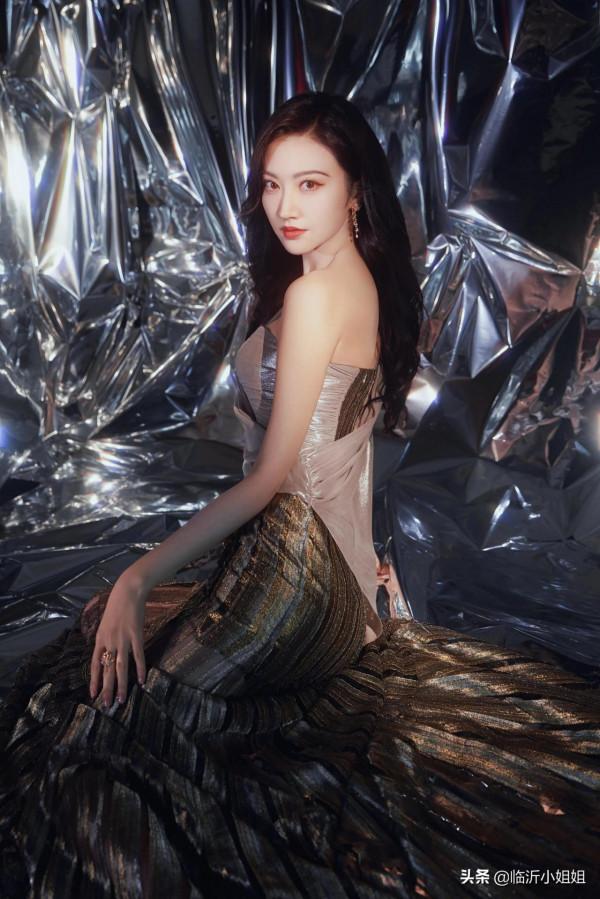 景甜，擁有清冷高貴的氣質，清新脫俗的顏值，人間富貴花的美譽