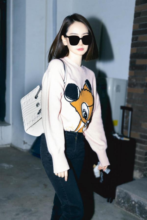 &OpenCurlyDoubleQuote;戚薇&rdquo;不走尋常路，把白襯衫當連衣裙，西裝只穿半件，意外時髦