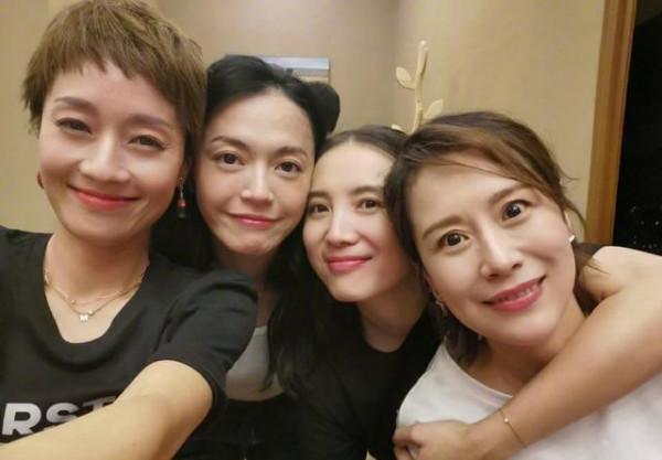 馬伊琍曬女星自拍照，短髮就是搶眼，可化妝也遮不住皺紋了