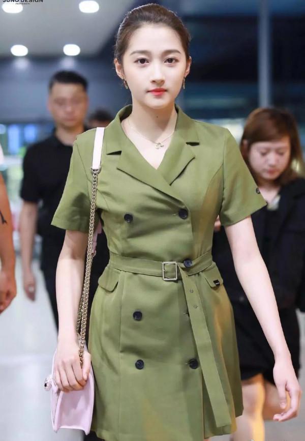 景甜關曉彤走機場,穿裙子秀長腿,個個驚豔!160cm沈月太會穿 景甜關曉彤走機場,穿裙子秀長腿,個個驚豔!160cm沈月太會穿