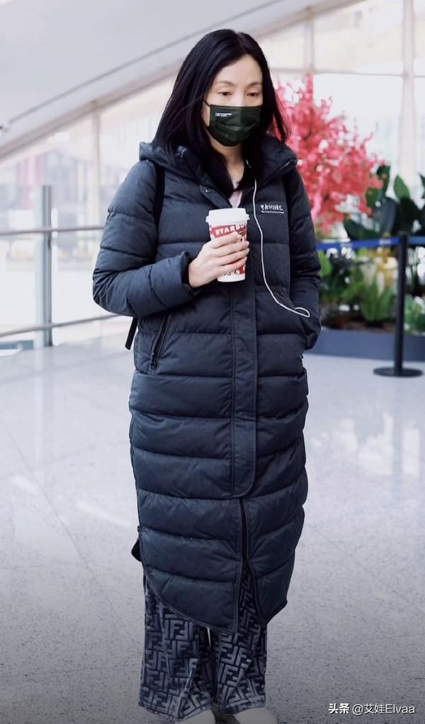 小陶虹真任性！穿舊校服配直筒褲風塵僕僕走機場，打扮寒酸看不懂