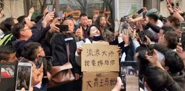 意外走紅的8位大網紅,一個比一個神奇,有人因戴口罩採訪而爆紅 意外走紅的8位大網紅,一個比一個神奇,有人因戴口罩採訪而爆紅