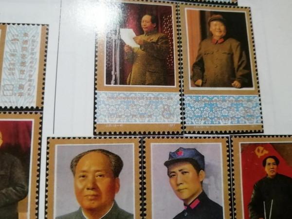 今開啟郵冊珍藏本紀念郵票永遠緬懷念偉人毛主席