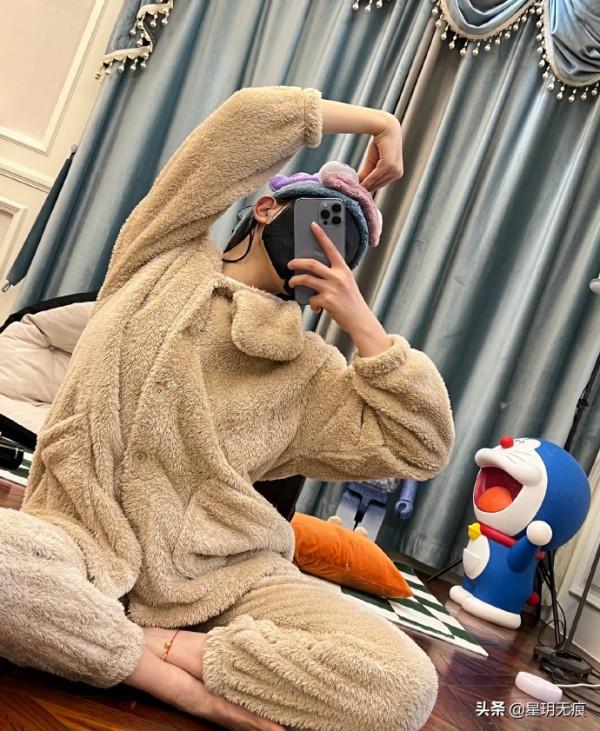 楊超越曬居家日常 穿睡衣敷面膜自拍搞怪十分俏皮