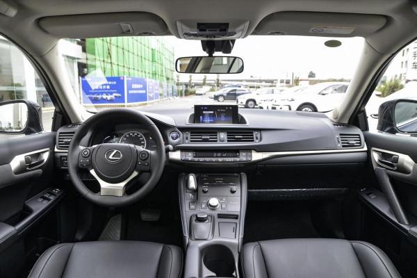 油耗4&period;6L，外觀運動價格實惠，雷克薩斯CT家用合適嗎？