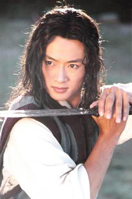 都說山東盛產美男子，這13位魯籍男星，個個五官端正，英氣逼人