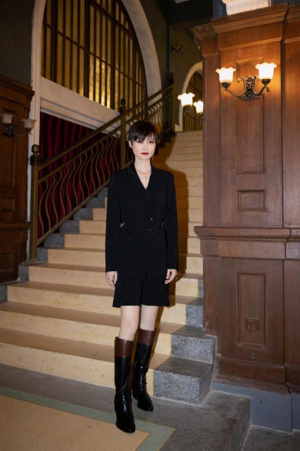李宇春身穿黑色幹練西裝搭配長靴出席晚會，完美詮釋英姿颯爽
