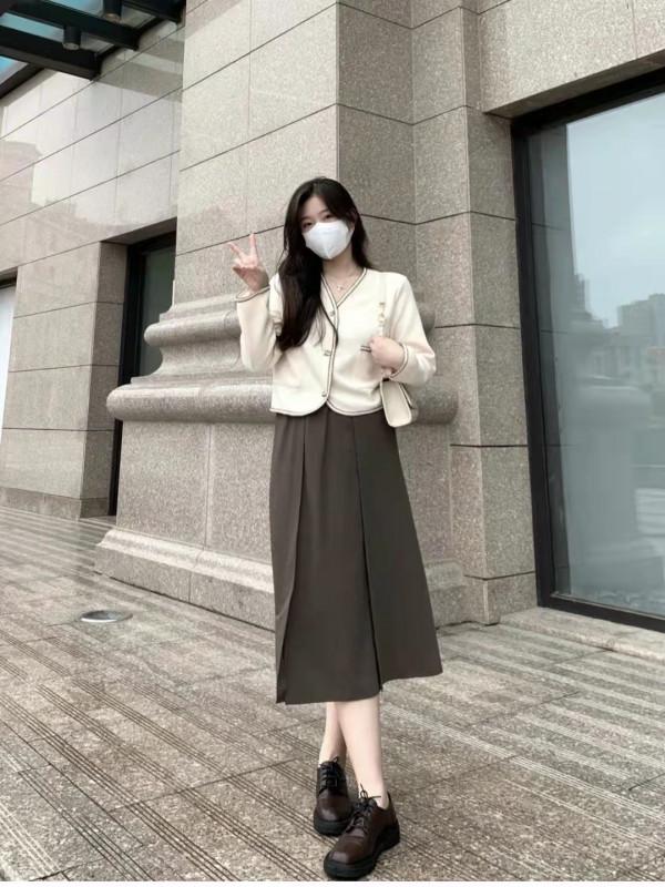 咖色半身裙搭配什麼顏色上衣好看