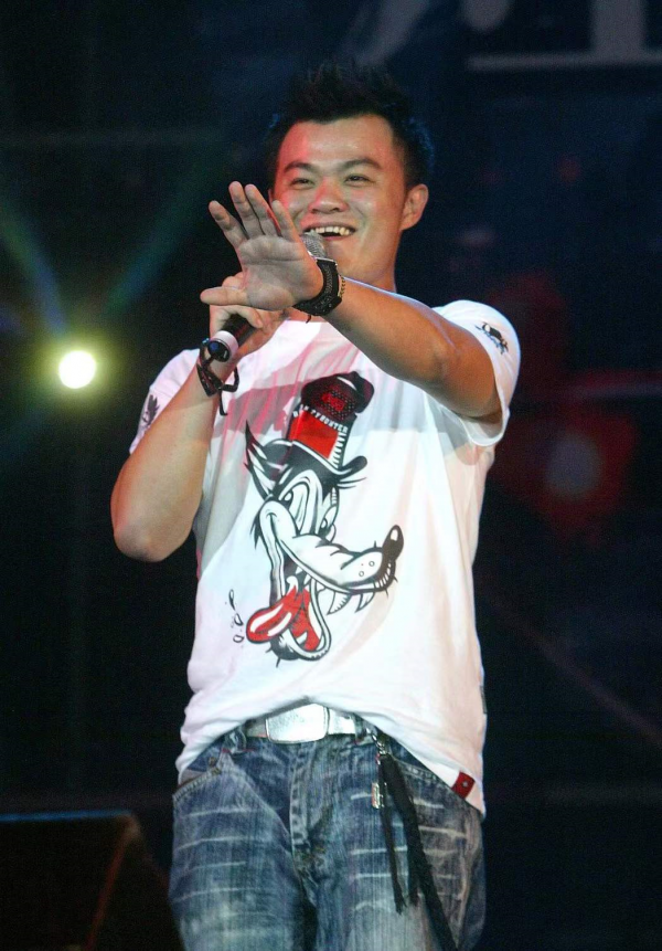 40歲男星轉行當維修工！穿舊衣搬重物修空調，自稱認真過生活就好