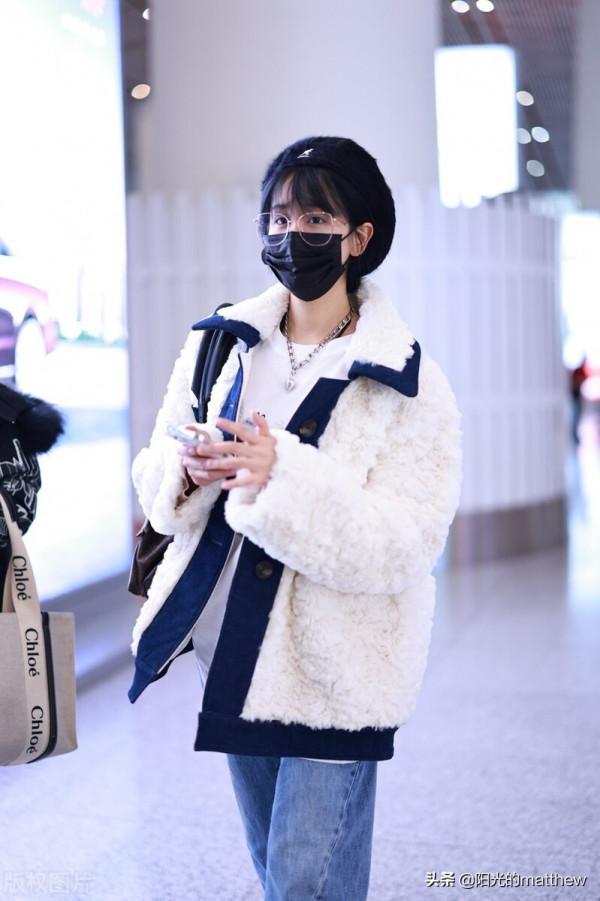 街拍:海陸白色羔羊絨短外套,軟軟糯糯宛若糯米糰子 街拍:海陸白色羔羊絨短外套,軟軟糯糯宛若糯米糰子