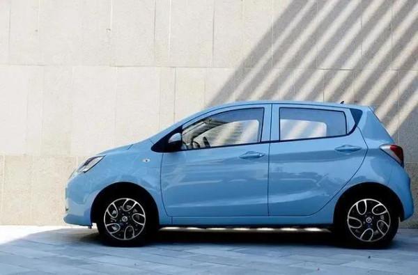 隔壁女鄰居喜提新能源新車，還不到5萬，媳婦剛買的mini不香了