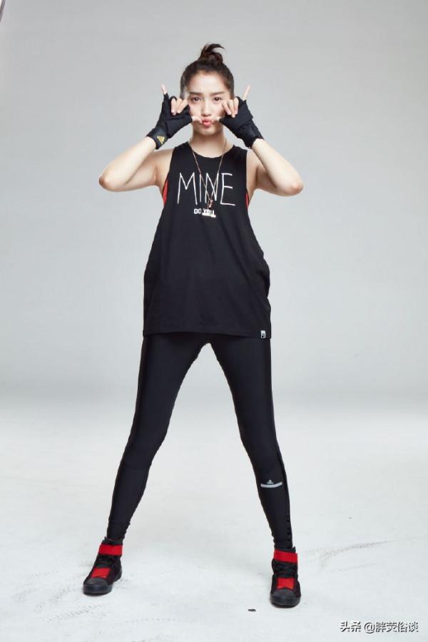 關曉彤一身運動裝化身功夫少女，英姿颯爽