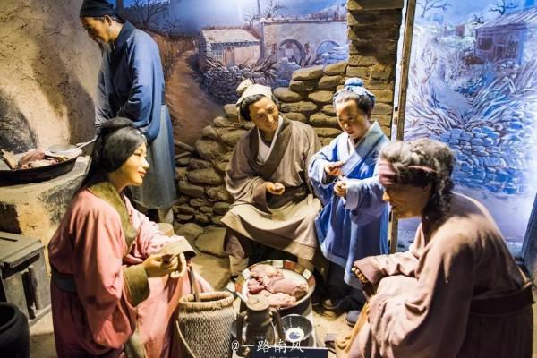 民間故事:木匠砍樹,遇見狐狸生崽轉身要走,狐狸:把你孩子抱走 民間故事:木匠砍樹,遇見狐狸生崽轉身要走,狐狸:把你孩子抱走