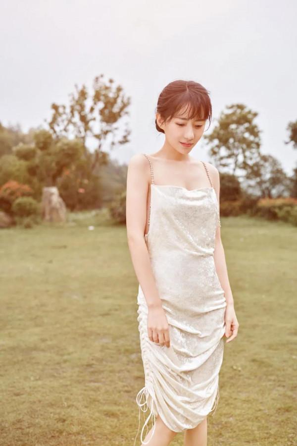 《愛情公寓》“諾蘭”劉萌萌白色露背裙裝，美麗動人