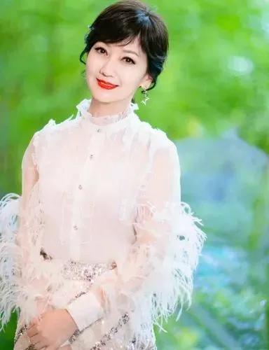 年過60的趙雅芝美麗優雅的秘籍，1秒鐘之內教你提升氣質