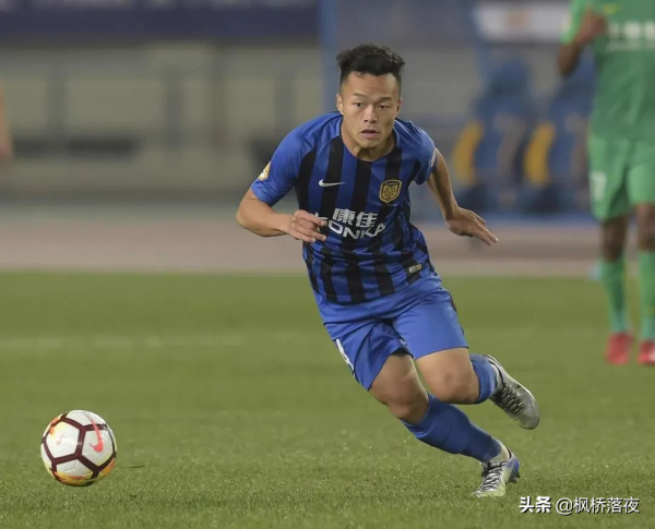 在中超後防輕鬆玩倒鉤！26歲土炮證明蘇寧冠軍成色，替補都這麼強
