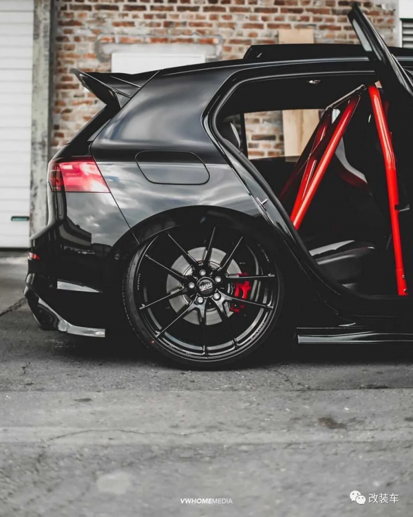 用一身競技改件來玩姿態的8代高爾夫GTI，這操作你們看得懂嗎？