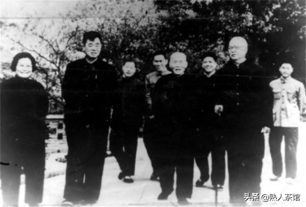 家宴上，毛主席抓著老人的手，對江青和大家說：你們知道他是誰嗎