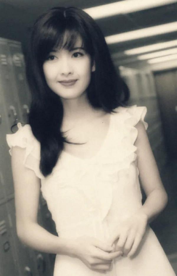 照片雖然陳舊發黃，依然珍貴的記錄下周慧敏的青春美麗