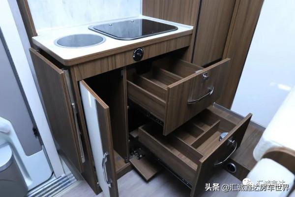 隔音保暖質量強的瑞弗房車，動力強帶氣旋座椅！內飾古典住著舒適