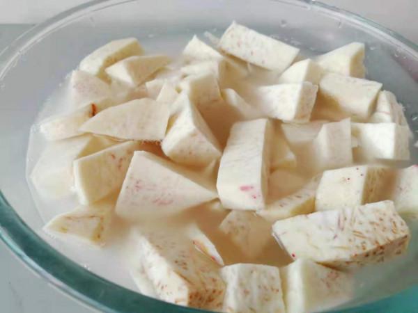 香芋燜飯怎樣做才好吃?原來這樣做才是正確做法,比白米飯香百倍 香芋燜飯怎樣做才好吃?原來這樣做才是正確做法,比白米飯香百倍