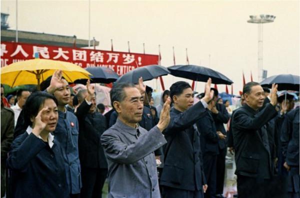 從1957年到去世前兩年,周總理淋過的雨,後來都成為我們眼裡的淚 從1957年到去世前兩年,周總理淋過的雨,後來都成為我們眼裡的淚