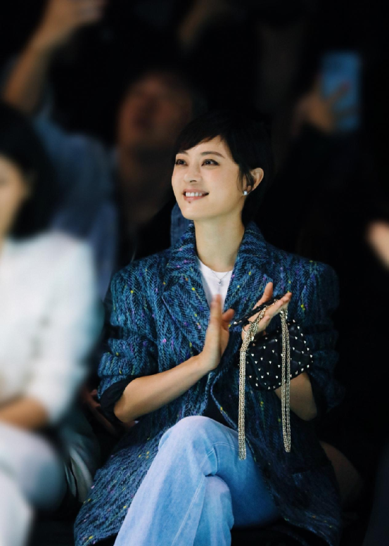 39歲的孫儷很會保養!一襲綠裙清新又優雅,膚若凝脂惹人羨慕 39歲的孫儷很會保養!一襲綠裙清新又優雅,膚若凝脂惹人羨慕