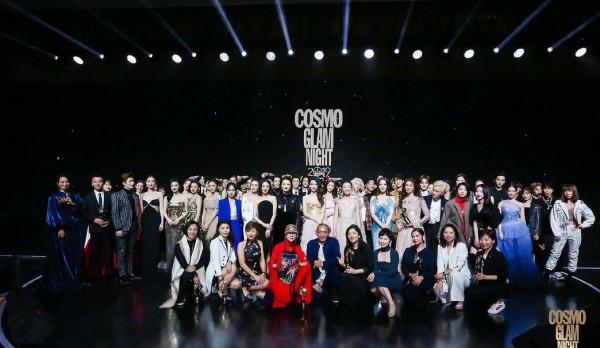 看不出景甜大了宋祖兒10歲，同穿金色很富貴，一點都不顯老