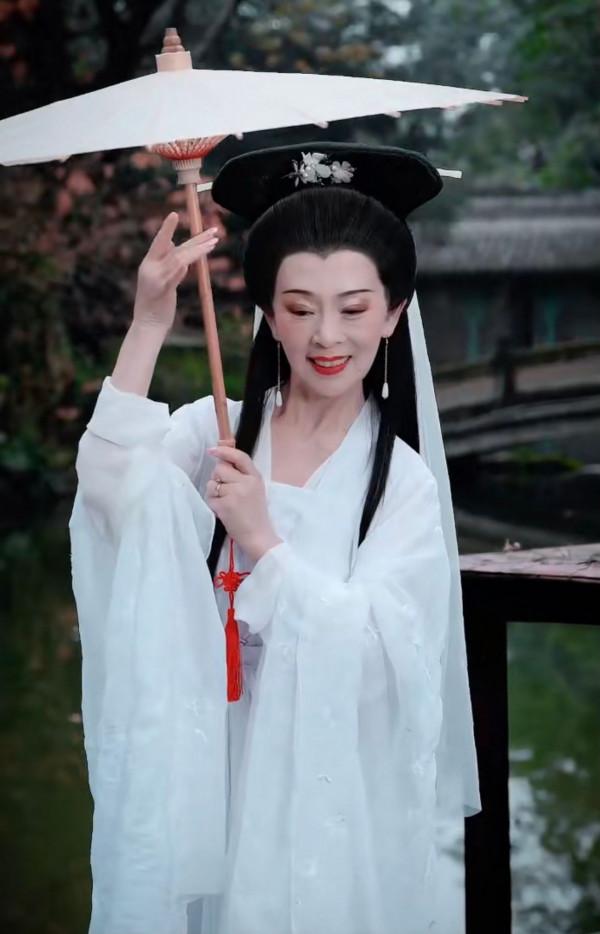 80歲奶奶仿妝“白娘子”，穿古風白裙身材纖細，氣質不輸趙雅芝