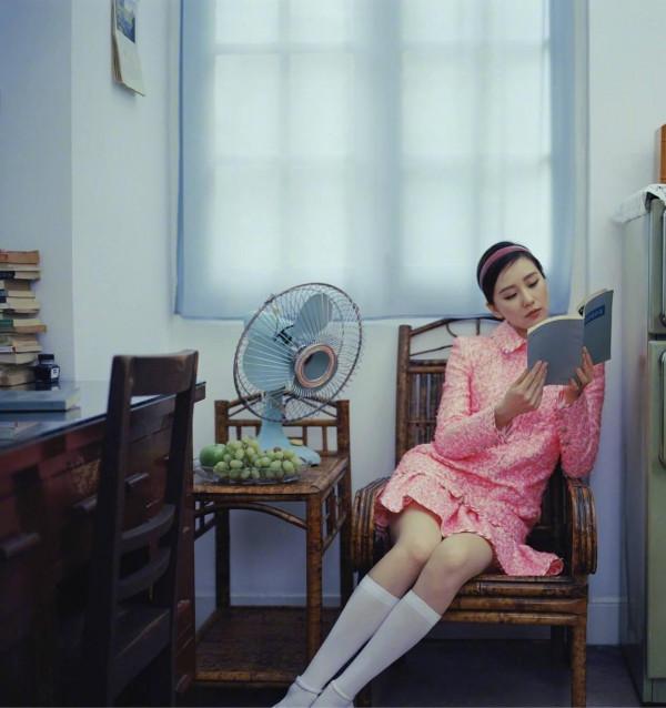 已經當媽的劉詩詩，穿著這身羽毛禮服依舊魅力不減，超有仙女感