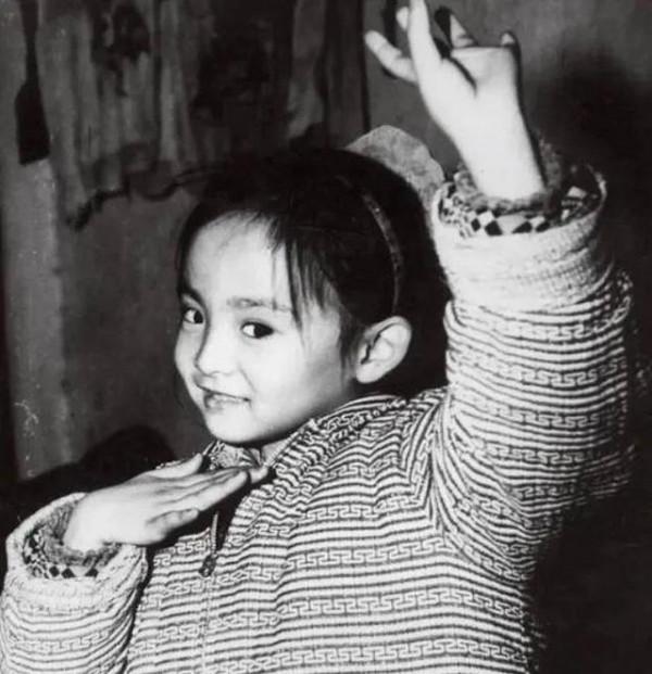 千手觀音領舞邰麗華，被馬來西亞富商苦追8年，現在過得怎麼樣？