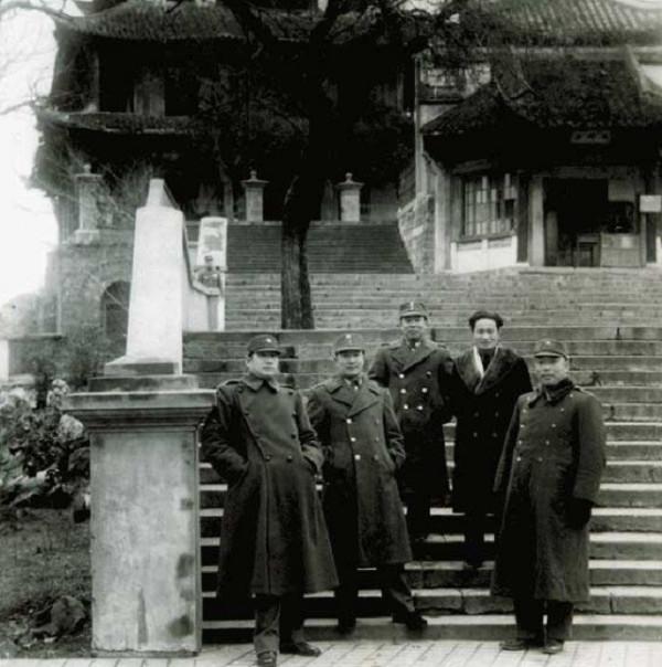 張靈甫：曾陷殺妻風波被唾罵，三段婚姻不幸福，42歲再娶17歲嬌妻