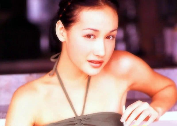 “男神收割機”李美琪，令吳彥祖流淚，讓陳冠希難忘，42歲還單身