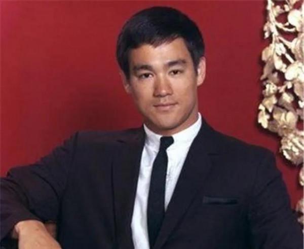 葉問葬禮現場老照片：愛徒李小龍穿布鞋祭奠，現場大佬雲集