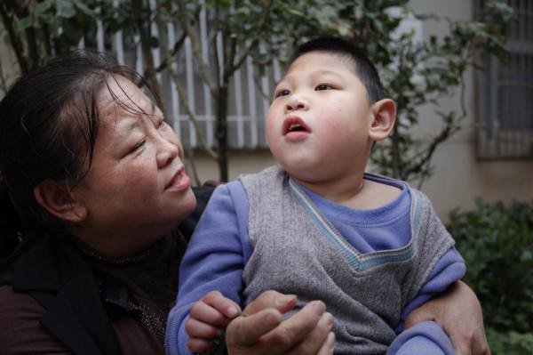 媽媽玩著手機給4個月大的兒子換尿布，發生意外後竟一走了之