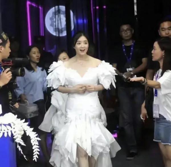 難穿衣被豔壓,明明已經瘦成了麻桿,大骨架小臉蛋卻讓她們顯太壯 難穿衣被豔壓,明明已經瘦成了麻桿,大骨架小臉蛋卻讓她們顯太壯