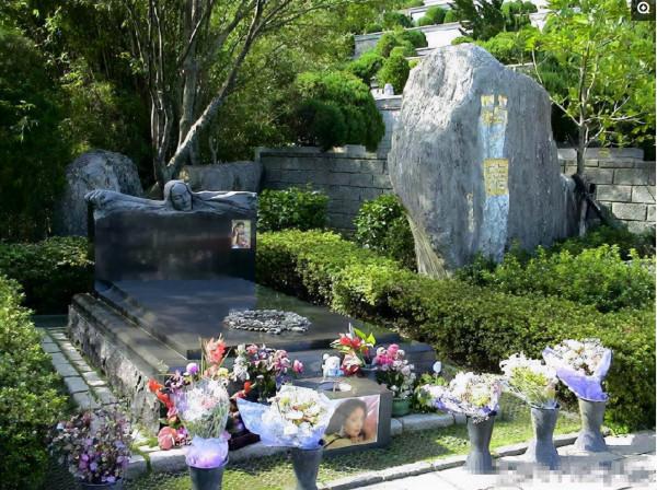 直擊鄧麗君墓現狀:陳游標難掩激動情緒,在鄧麗君墳前痛哭流涕 直擊鄧麗君墓現狀:陳游標難掩激動情緒,在鄧麗君墳前痛哭流涕