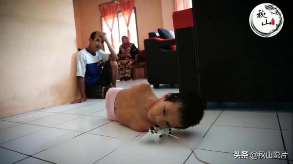 天生沒有四肢的他學習非常優異,還能用下巴和肩膀打遊戲 天生沒有四肢的他學習非常優異,還能用下巴和肩膀打遊戲