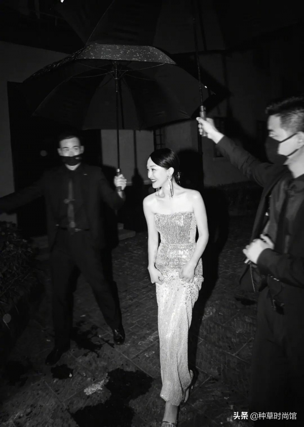 47歲周迅、張雨綺又談姐弟戀了！這屆男人不行？